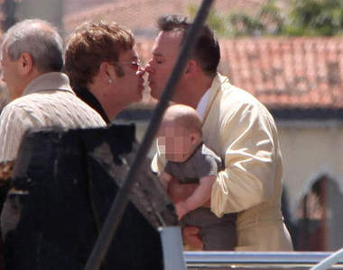 艾爾頓強與伴侶抱小孩出遊 超溫馨照片分享♥