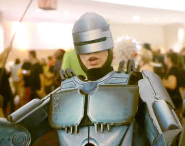 紙箱機器戰警　想不到裡面藏了一個女的~還是粉紅色的頭髮喔