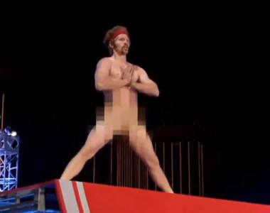 美版sasuke出現奇行種　全裸男亂入極限體能王是哪招?　