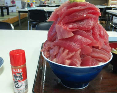 無視飯碗大小的《超大份鮪魚丼》老闆你當這是疊疊樂吧...