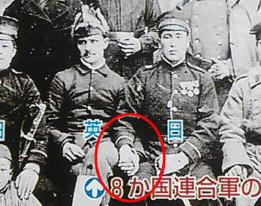 《英日軍手牽手的理由》難道這裡也需要┌(┌＾o＾)┐ホモォ...的登場？（誤）