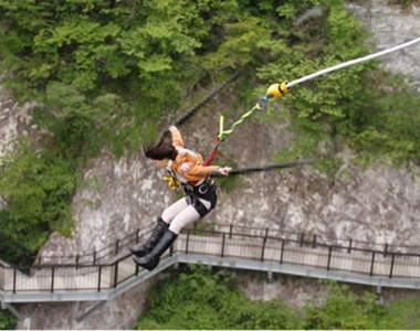 《進擊的高空彈跳》令人欽佩的跳下去啦（喔喔喔）