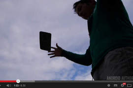當LG G Flex「自癒」功能VS地表最硬水泥地 究竟誰先掛彩呢? 當LG G Flex「自癒」功能VS地表最硬水泥地 究竟誰先掛彩呢?