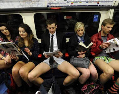 《地鐵無褲日》一上地鐵就開始脫褲褲