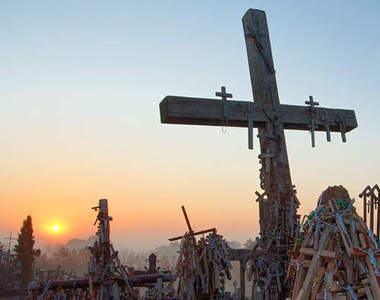 立陶宛十字架山　寒風中佇立的影子有股淡淡的哀傷