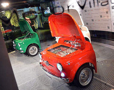 超酷《Fiat 500冰箱》從可愛骨董車引擎室拿飲料喝？