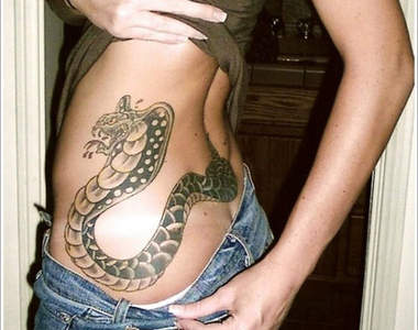 刺龍刺虎已經落伍了《蛇型刺青》正夯