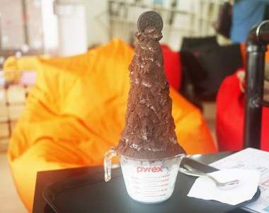 《OREO刨冰》怎麼吃餅乾屑才不會掉滿地啊？