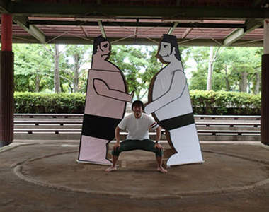 進擊的紙相撲　〝咚咚咚〞巨大奇型種的壓迫感好強壓