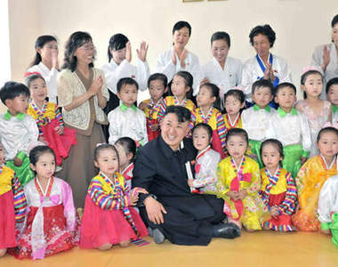 金正恩訪問幼稚園  這照片是不是有哪裡怪怪...？