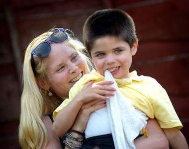 英國《異食癖男童》連牆壁都想吃......