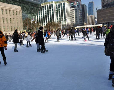 《戶外溜冰場》30元就可以溜一個小時唷~