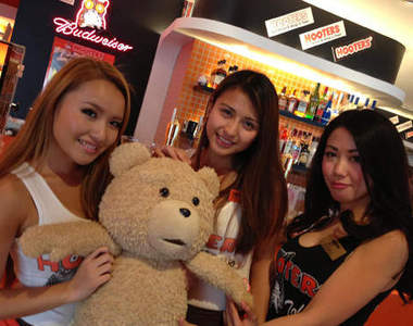 2013日本「MISS HOOTERS」女郎　選拔15強展開