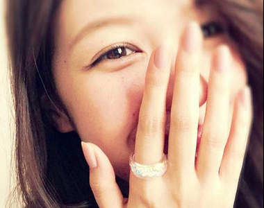 激似小嶋陽菜？《透明系女模》森繪梨佳，美翻了～