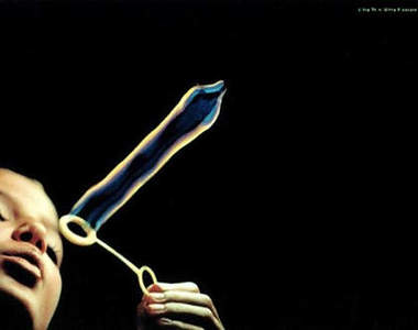 創意滿點《保險套廣告海報》還滿有趣的～