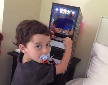 老爸打造的等比例縮小遊戲機台 喜歡嗎?把拔做給你~