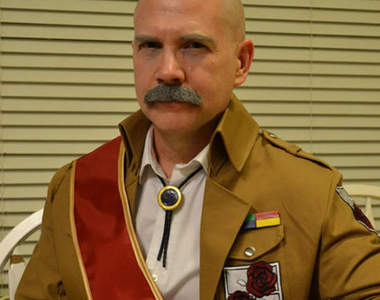 老爹《Overbeck》一手包辦自己來玩COSPLAY