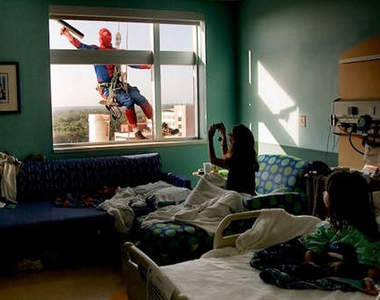 《洗窗超人》讓住院的小朋友痛痛都飛走