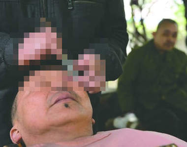 古老技藝《刀鋒洗眼》光看就害怕......