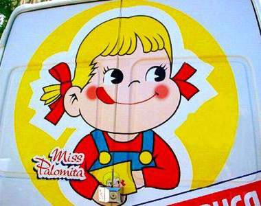 金髮牛奶妹 Miss Palomita 是不二家牛奶妹 Peko 的誰…？