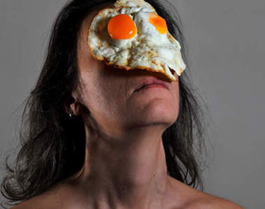 生熟食全往臉上擺　英國藝術家的另類創作「On Your Face」