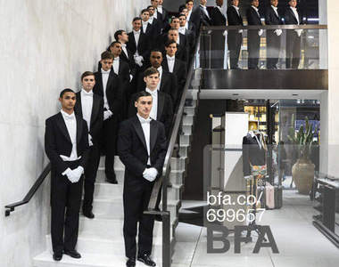 Dolce&Gabbana第五大道旗艦店 美男一字排開為您服務