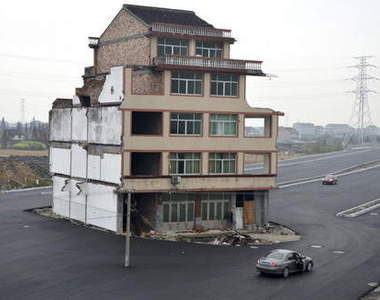 霸氣全開的《屋頂加蓋屋》  萬丈高樓屋頂起