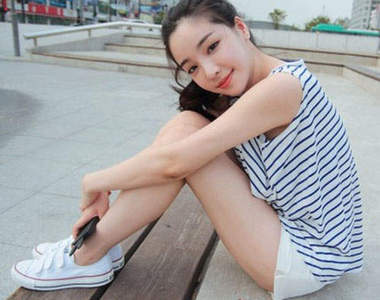 白皙美女《金道希》是男人都想咬她一口