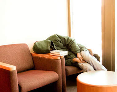 《圖書館裡睡死的人》既然累了就回家睡吧XD