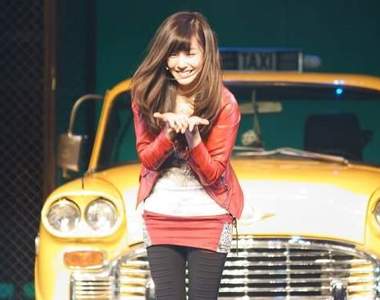 《少女時代Tiffany》的應景拍照姿勢  我...我立刻掏錢XDD