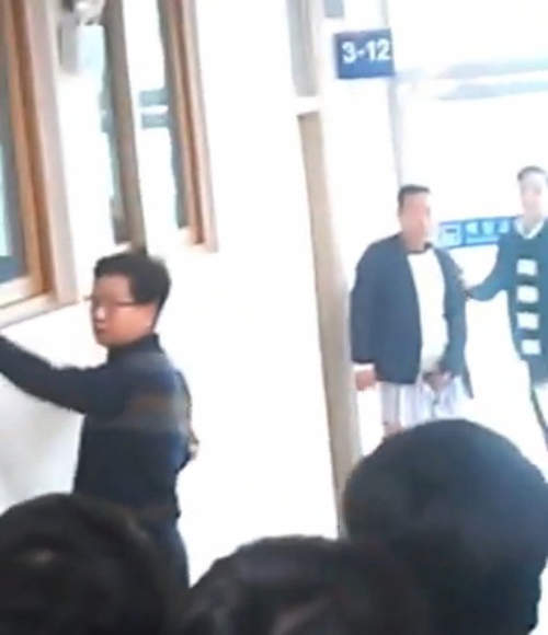 韓國打手槍老師　逼逼！走廊上禁止掏槍唷 - 圖片4