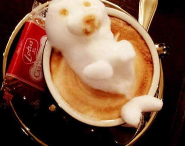 《3D拿鐵拉花》更上一層樓 拉花衝出杯子外了啦