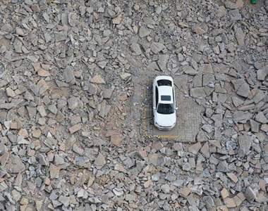 死不走的《釘子車》那就讓它走不了？！