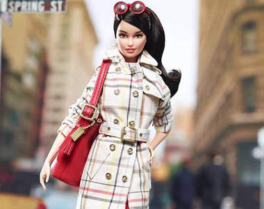 全世界限量《COACH芭比》發售　好想要那迷你COACH包啊～（扭）