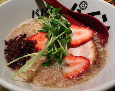 《草莓拉麵》竟然是鳳梨拉麵專門店的限定菜單w