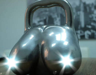 爆乳啞鈴　早晚舉一舉讓肌肉硬一硬