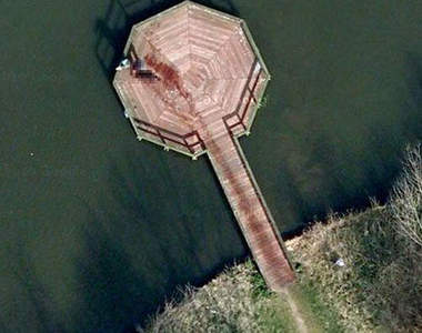 Google地圖直擊案發現場！？地上那疑似血跡是...（抖）