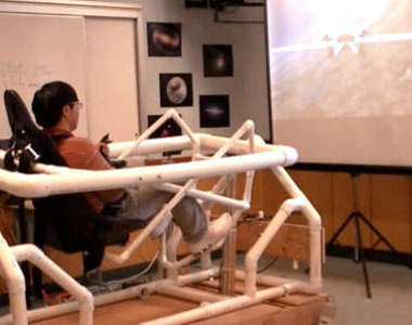 高中生自製《家用飛行模擬器》  體驗翱翔天際的極速快感