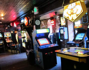 國外超嗨懷舊大型機台酒吧 老闆~我要加台(舉杯)