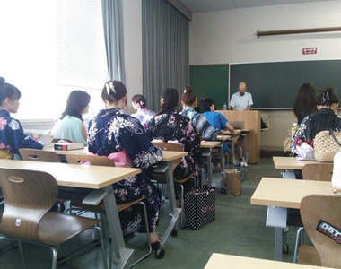 《上智大學浴衣日》滿滿浴衣女孩的教室要怎麼專心上課咧>/////<