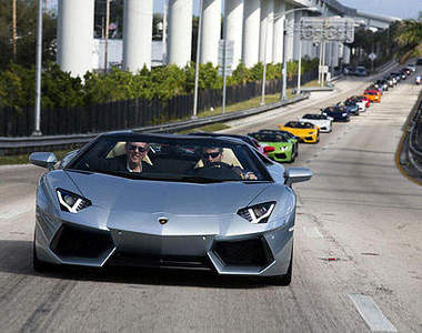 上空大牛《Lamborghini Aventador Roadsters》邁阿密機場撒野？