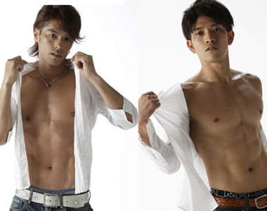 超肌熱《健身男子》衣服通通脫掉的寫真桌曆(O┬O)