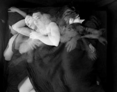 詭異《睡姿攝影》~夫妻感情好不好看照片就對了？