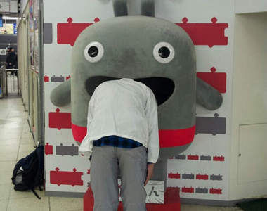 車站票口的《食人吉祥物》大家都玩瘋啦ww