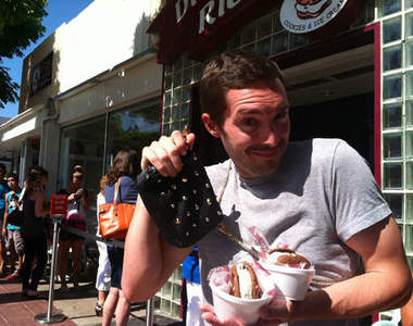 幽默老外「借正妹包包來用」真 的 很 煩 XDDD