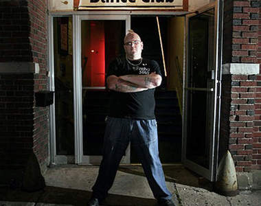 人高馬大的《保全警衛》光壓就壓昏你......