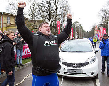 破紀錄《Nissan Note》被世界最強壯的男人給...