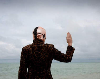 《蒙面背殺》拿下頭套後的樣子是.......?