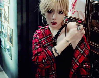 韓國街拍《紅格紋》泫雅在MV裡也愛穿～