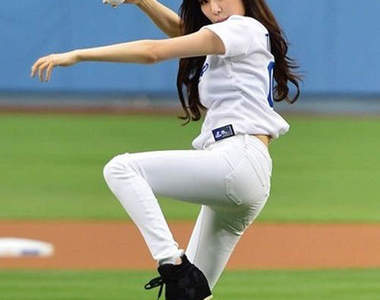 少女時代《Tiffany道奇球場開球》啊妳是要投到哪裡